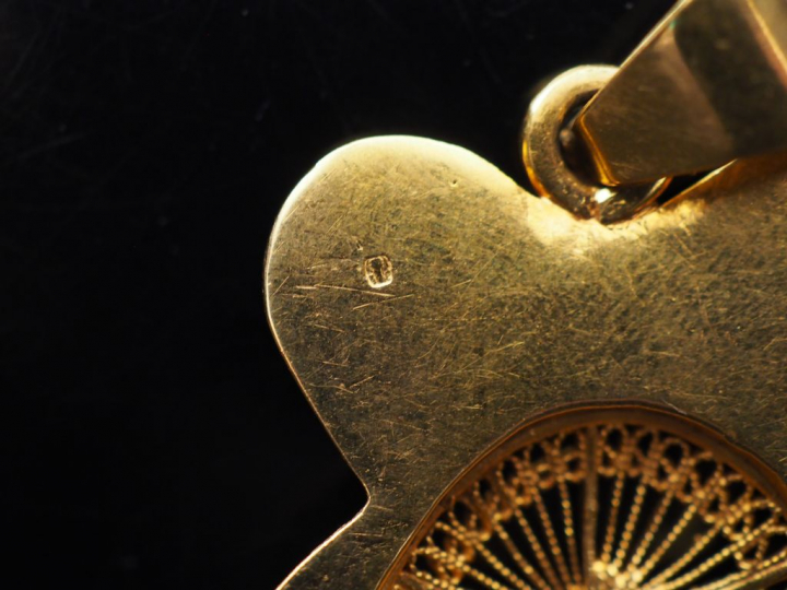 Pendentif de style africain en or jaune.  6,5 x 3,4 cm  Poids. 27,88 g