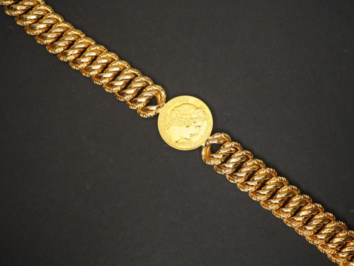 Bracelet en or jaune, maille américaine, ornée en son centre d'une piè
