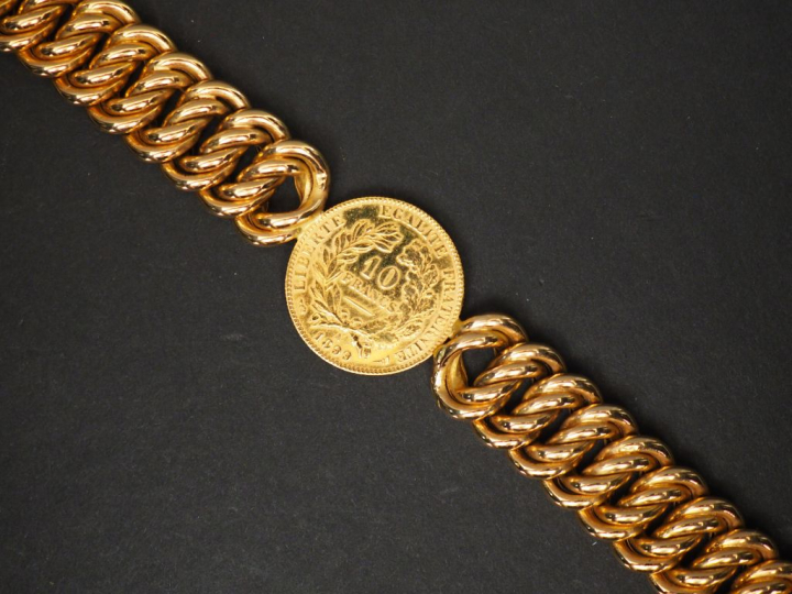 Bracelet en or jaune, maille américaine, ornée en son centre d'une piè