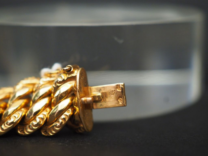 Bracelet en or jaune, maille américaine, ornée en son centre d'une piè
