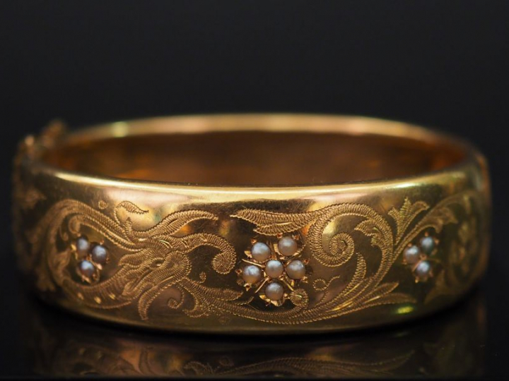 Bracelet Napoléon III en or et perles.  Poids tel : 25,5 g