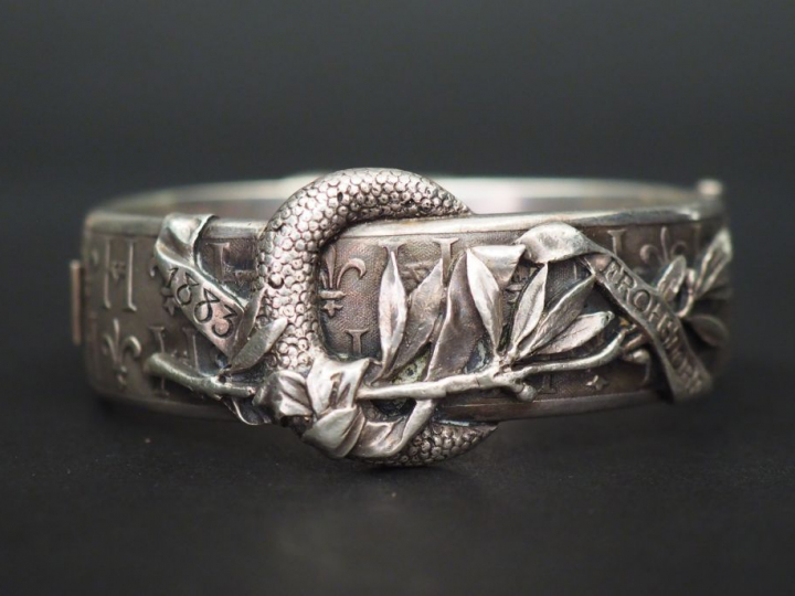 BAPST   FALIZE. "Joaillier de la couronne". Bracelet en argent, légend