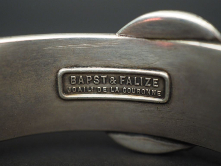 BAPST   FALIZE. "Joaillier de la couronne". Bracelet en argent, légend