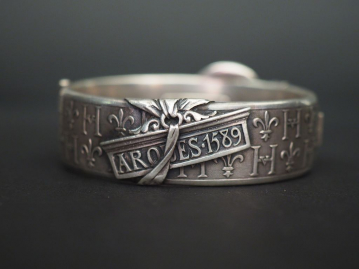 BAPST   FALIZE. "Joaillier de la couronne". Bracelet en argent, légend