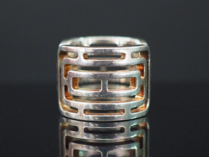 HERMES. Bague en argent. Signée Poids : 11,89 g