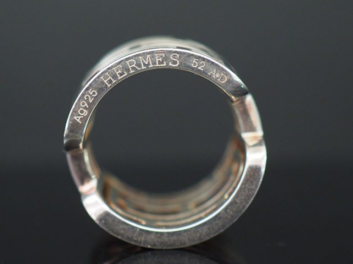 HERMES. Bague en argent. Signée Poids : 11,89 g