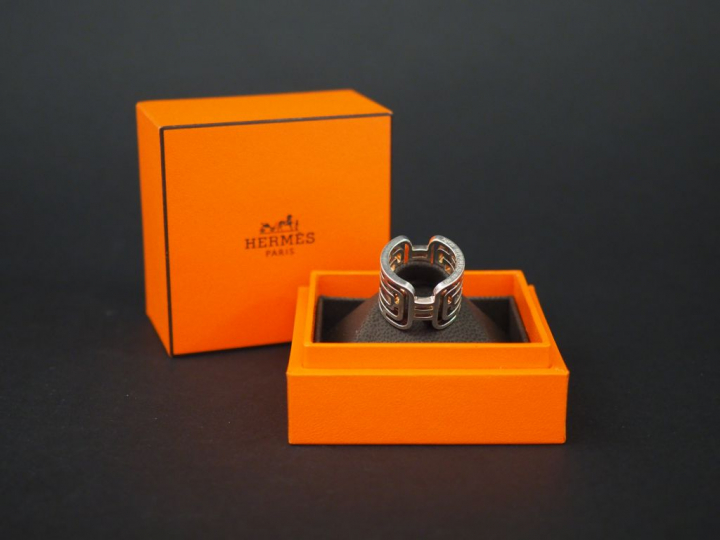 HERMES. Bague en argent. Signée Poids : 11,89 g