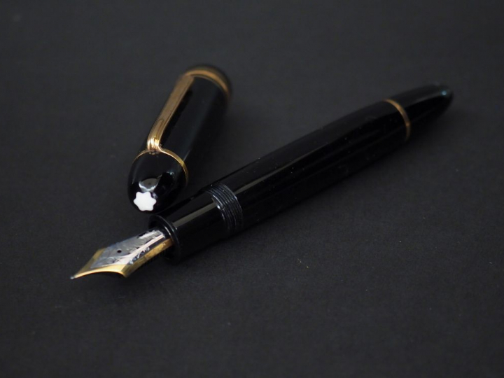 MONTBLANC. Stylo plume, modèle Meisterstuck en bakélite noire, plume e