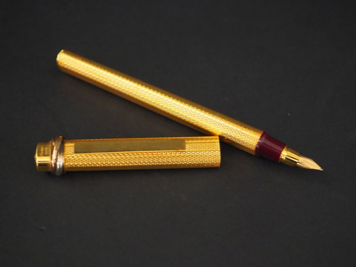 CARTIER. Stylo à plume en plaqué or.  Signé.  Numéroté 5491