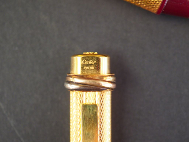 CARTIER. Stylo à plume en plaqué or.  Signé.  Numéroté 5491