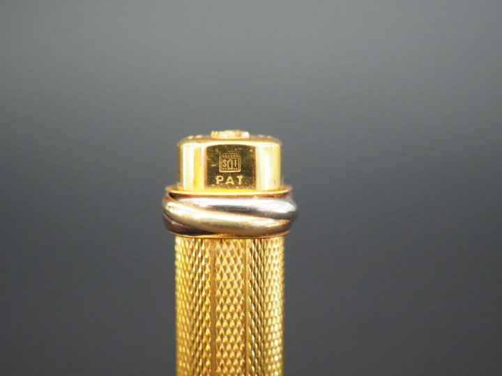 CARTIER. Stylo à plume en plaqué or.  Signé.  Numéroté 5491