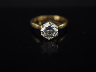 Vente aux enchères Bague solitaire en or jaune, sertie d'un diamant taille moderne de 2,0