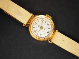 Vente aux enchères LIP. Montre de dame, boitier or, bracelet cuir.