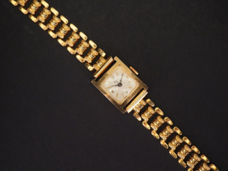Vente aux enchères Montre de dame, boîtier et bracelet en or.  Poids tel. 20 g