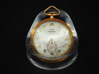 Vente aux enchères Montre de gousset en or. Cyma Tavannes. Verre accidenté.