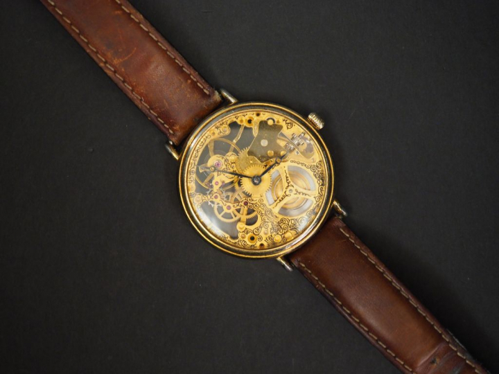 RICHELIEU. Montre squelette, bracelet cuir