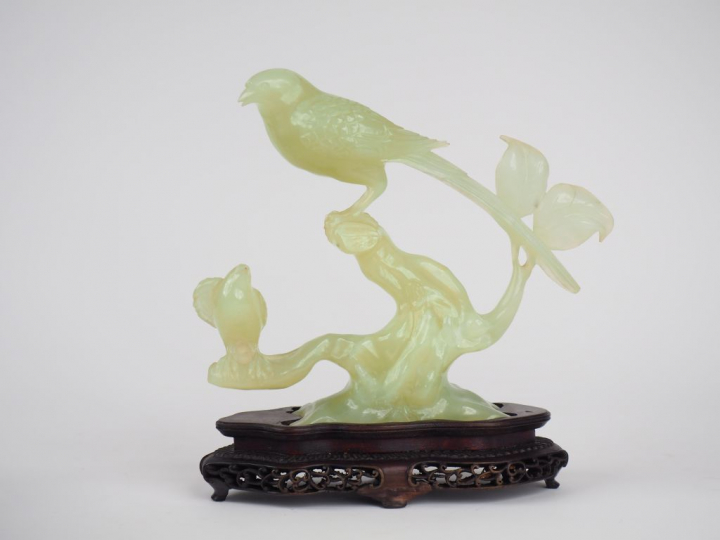 Groupe en serpentine "oiseaux sur une branche". Chine XXème siècle. H.