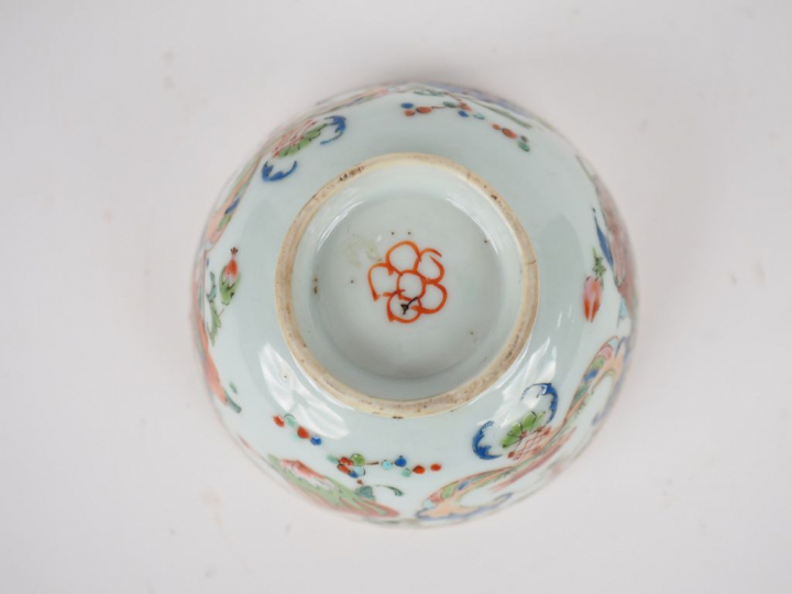 Coupe présentoir en porcelaine, modèle pompadour.  Chine, XVIIIème siè