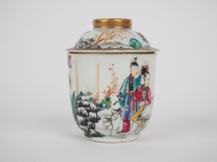 Coupe couverte en porcelaine et émaux de la famille rose à décor de je