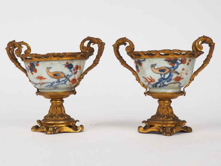 Paire de coupes en porcelaine "décor dit "imari chinois' oiseaux branc