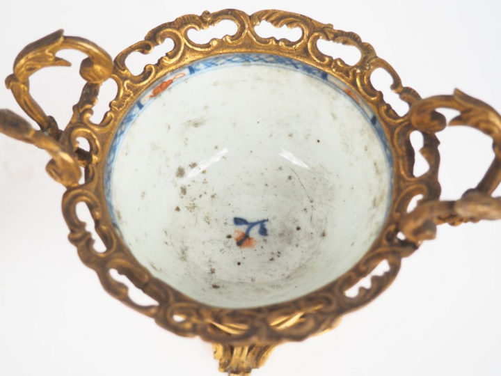 Paire de coupes en porcelaine "décor dit "imari chinois' oiseaux branc