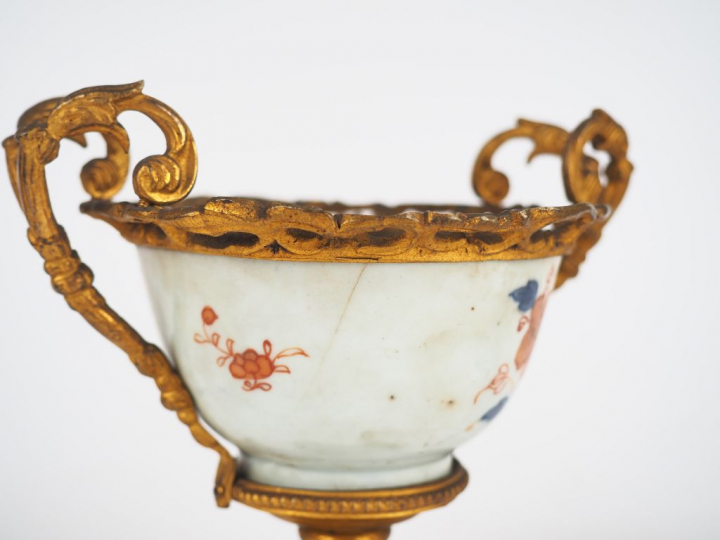 Paire de coupes en porcelaine "décor dit "imari chinois' oiseaux branc