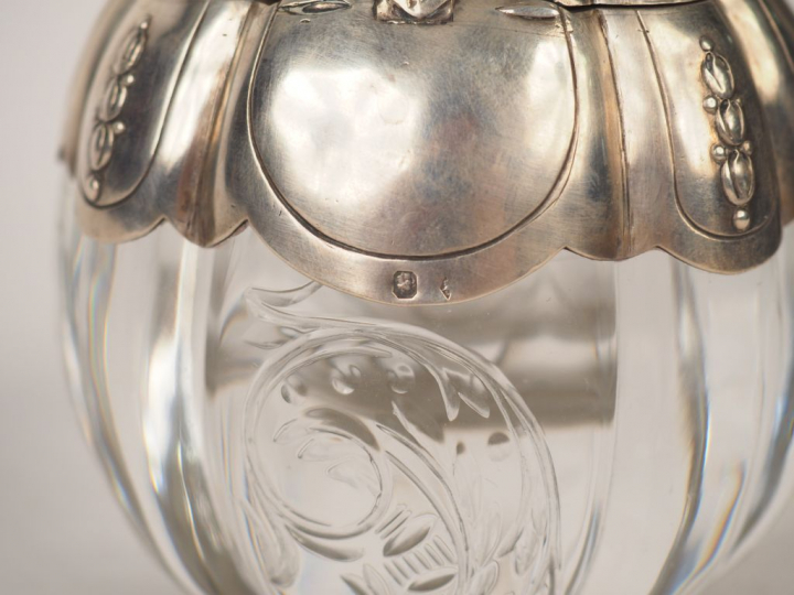 Encrier Napoléon III de style Louis XVI en cristal gravé. Monture en a