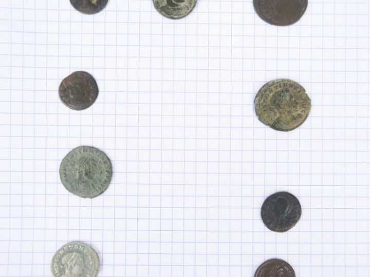 Constantin (307-337 apr. J.-C.), lot de neuf monnaies en bronze dont R
