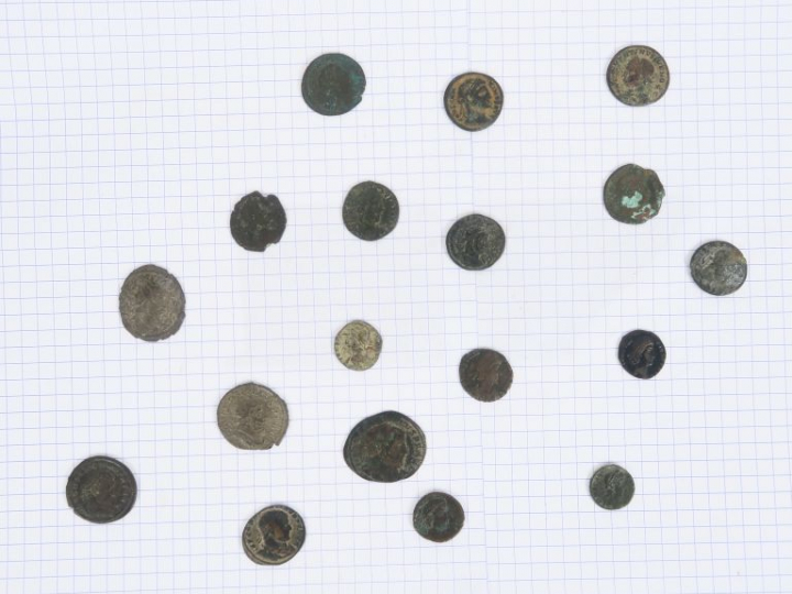 Lot de 18 monnaies romaines du Bas-Empire B-TB.