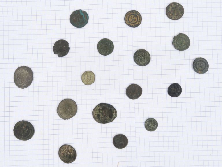 Lot de 18 monnaies romaines du Bas-Empire B-TB.