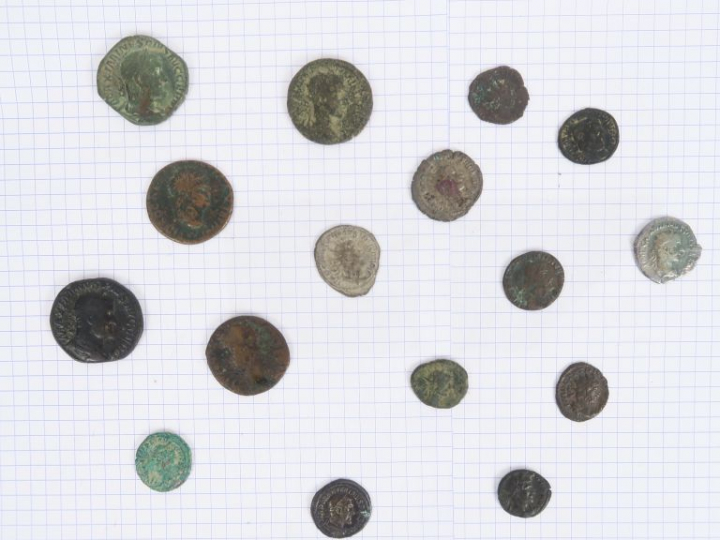 Lot de 16 monnaies antiques dont sesterces et denier de Maximin Ier (2