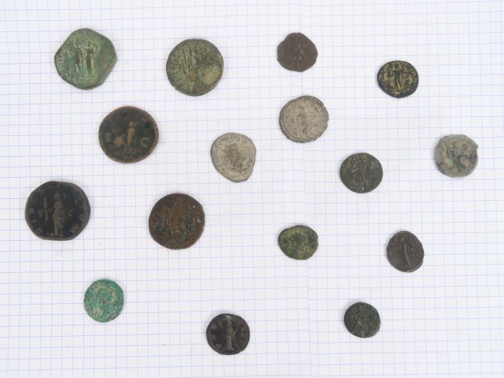 Lot de 16 monnaies antiques dont sesterces et denier de Maximin Ier (2
