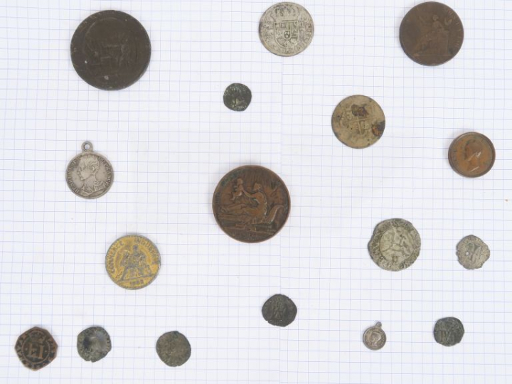 Lot de 14 monnaies et médailles allant de la période médiévale à la pé