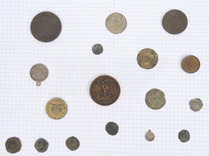 Lot de 14 monnaies et médailles allant de la période médiévale à la pé