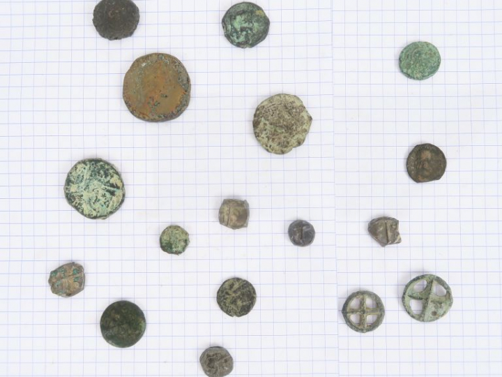 Lot de quinze monnaies antiques, dont celtibères et gauloises, et deux