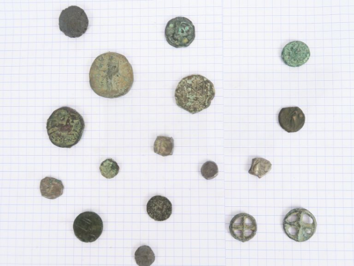 Lot de quinze monnaies antiques, dont celtibères et gauloises, et deux