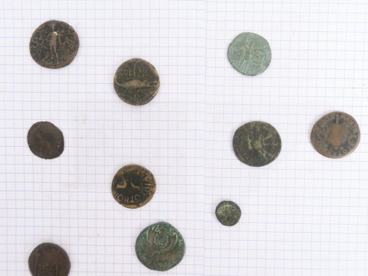 Lot de dix monnaies dont as d’Auguste R/ M. SALVIVS. OTHO. III. VIR. A