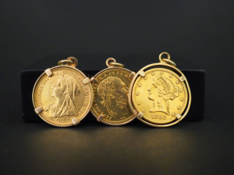 Vente aux enchères 3 pièces en or montées en pendentif : - 1 pièce de 5 dollars - 1 pièce