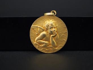 Vente aux enchères Médaille de baptême en or jaune, à décor d'un angelot.  Diam. 2,2 cm P