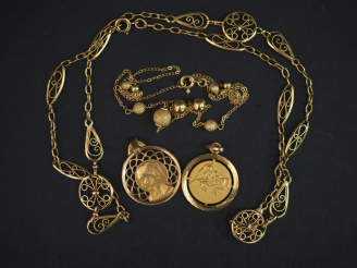 Vente aux enchères Collier en or orné de neuf boules. on y joint une giletière en or tran