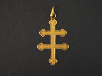 Vente aux enchères Croix de Lorraine en or. Poids : 1,50 g