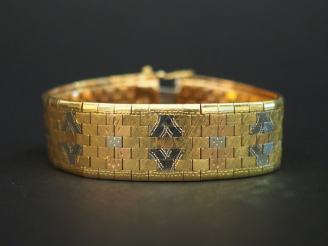 Vente aux enchères Bracelet manchette en or deux tons, maille articulée (en plus une chut