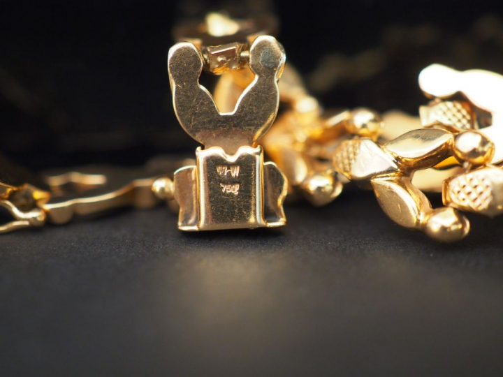 Bracelet en or maillons articulés. Poids : 11,80 g