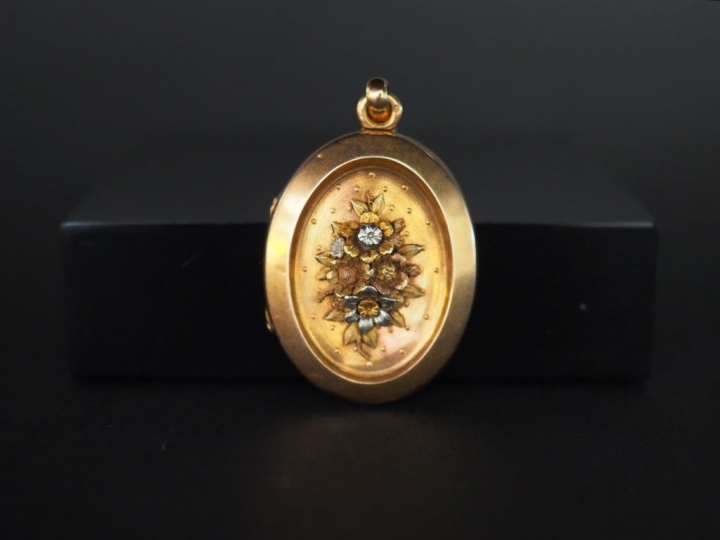 Pendentif Napoléon III porte photo en or. Poids tel : 12 g