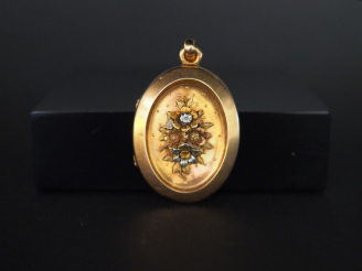 Vente aux enchères Pendentif Napoléon III porte photo en or. Poids tel : 12 g