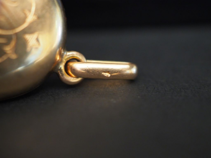 Pendentif Napoléon III porte photo en or. Poids tel : 12 g