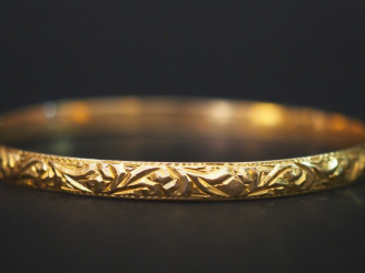 Vente aux enchères Bracelet en or gravé. Poids : 13 g
