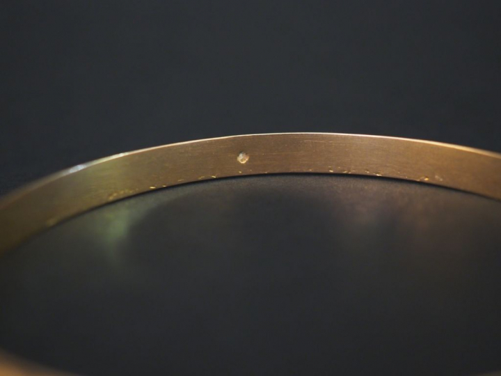 Bracelet en or gravé. Poids : 13 g