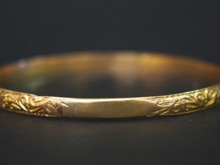 Bracelet en or gravé. Poids : 14 g