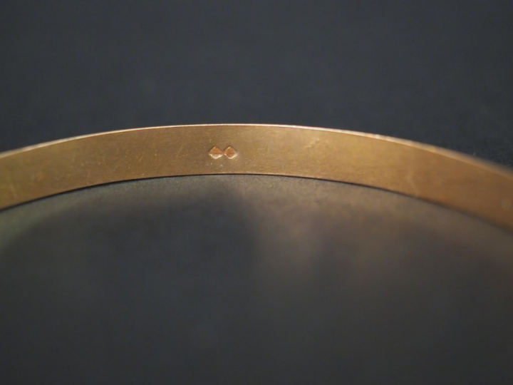 Bracelet en or gravé. Poids : 14 g